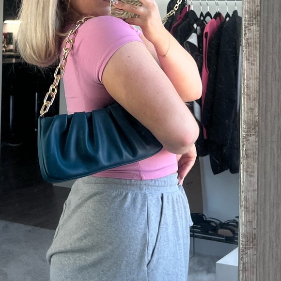 Blue/ torquoise shoulder bag with gold chain - Picture 3 of 3